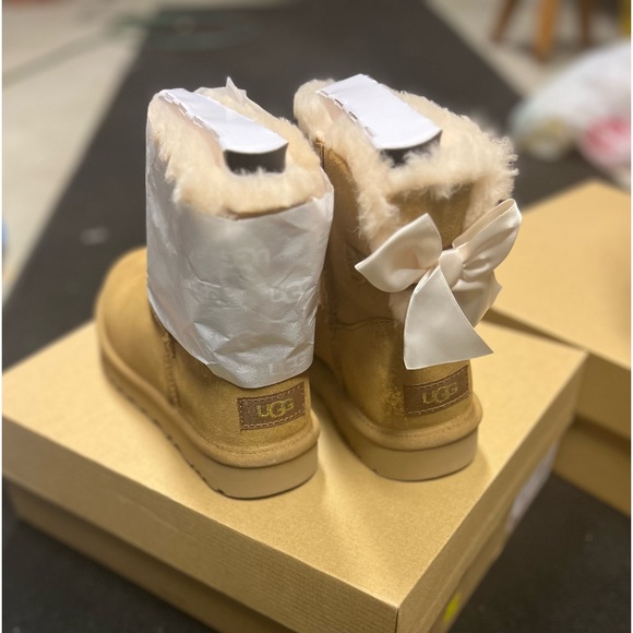 New tan sparkle Uggs with white bow - Picture 3 of 3